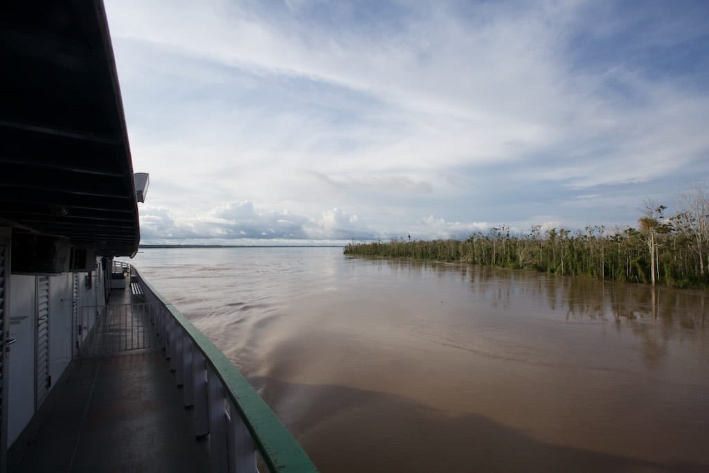 Auf dem Amazonas Boot: Blick heckwärts.