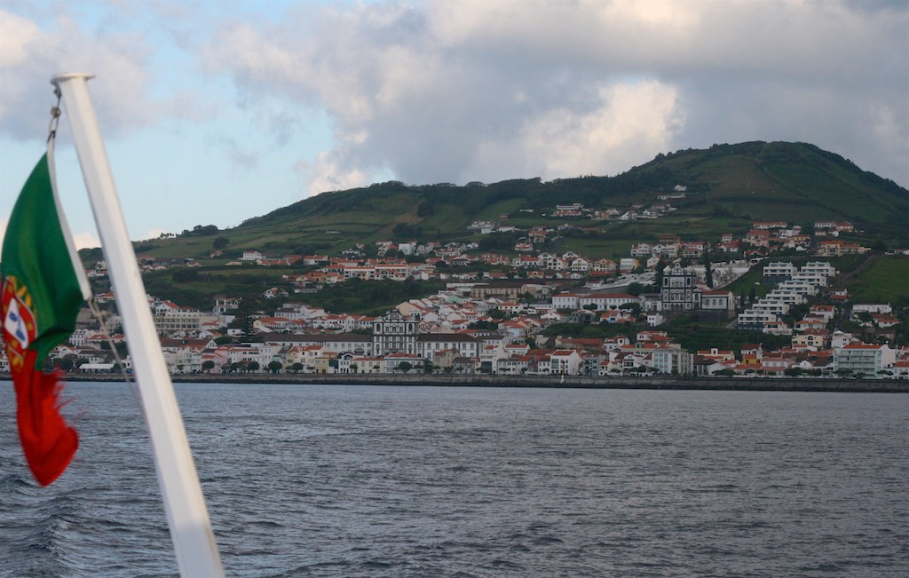 Azoren Reisetipps: Blick von der Fähre auf Horta, Insel Faial